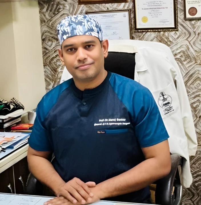 Dr Manoj Sonkar in his consultation clinic, providing expert care in gastrointestinal, laparoscopic and hernia surgery in Kanpur.